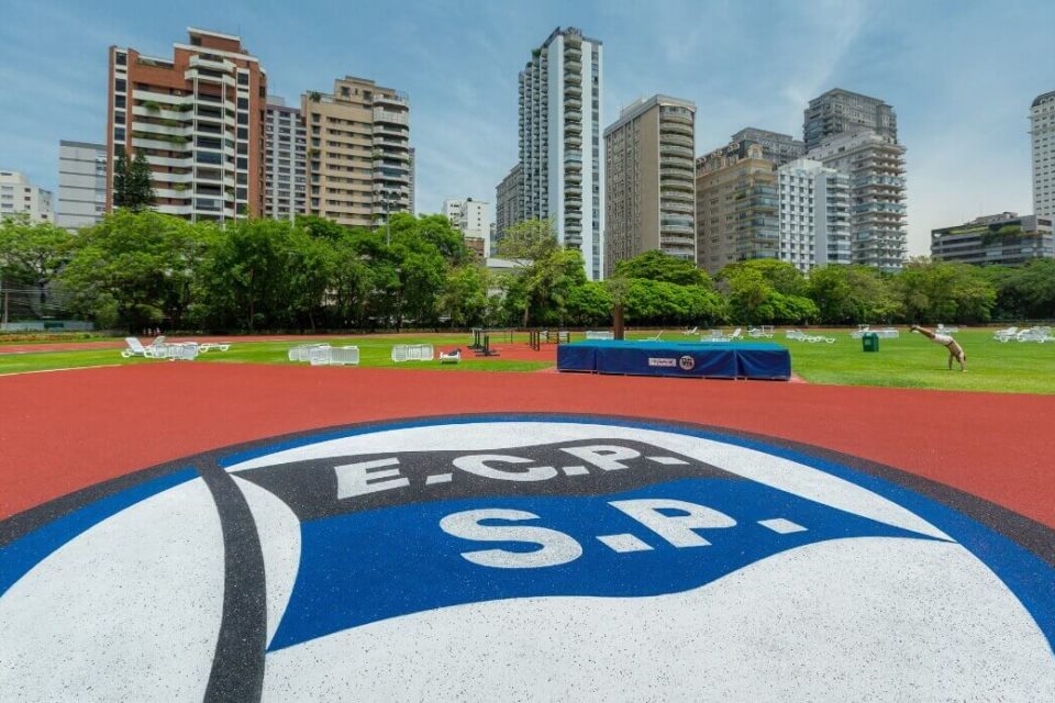 Vista das dependências do Esporte Clube Pinheiros com logo no chão