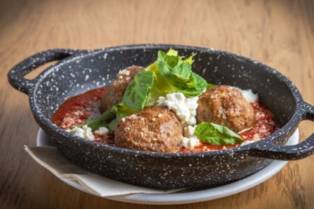 Almondegas vegetariana com molho de tomate e ricota em panela de ferro - metrópoles