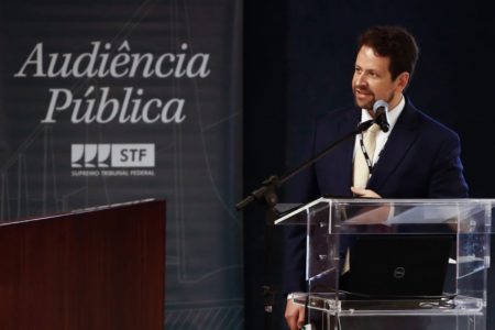 Foto colorida do advogado da Google Brasil, Guilherme Sanchez, em audiência no STF sobre Marco Civil da Internet