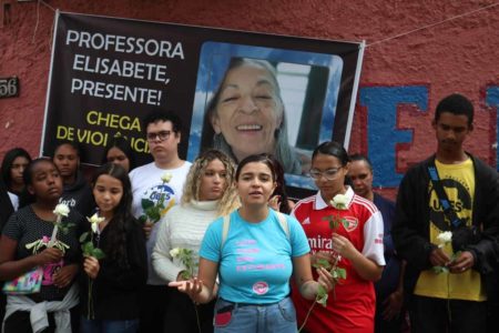 Estudantes fazem vigília nesta manhã de terça-feira (28), na Escola Estadual Thomazia Montoro-03