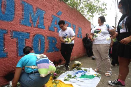 Imagem colorida mostra estudantes fazendo vigília na Escola Estadual Thomazia Montoro - metropoloes