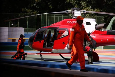 Helicóptero em quadra de escola na Asa Sul