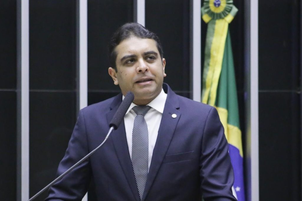 O deputado Fernando Rodolfo usa terno e discursa na Câmara dos Deputados
