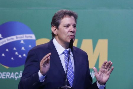 Ministros da Fazenda Fernando Haddad discursa e levanta as mãos - Metrópoles