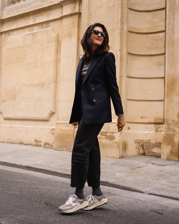 Bárbara Migliori usa tênis, blazer, calça de alfaiataria e óculos escuros - Metrópoles