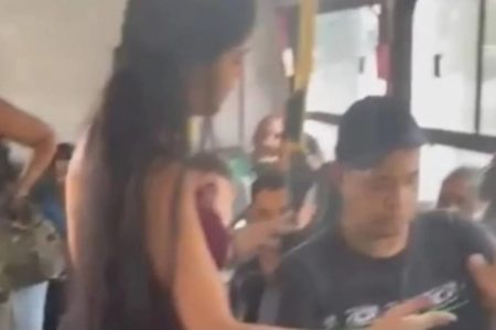 Imagem mostra mulher que teria sido assediada em ônibus e encontrou uma foto sua no celular do suspeito - Metrópoles