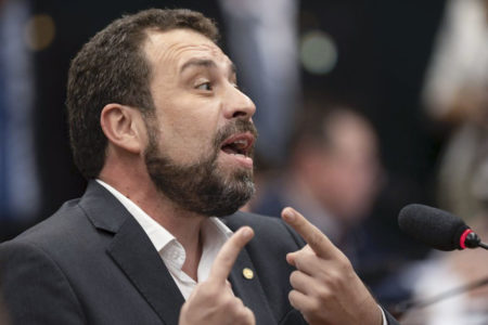Imagem colorida de Guilherme Boulos, homem branco, de cabelo e barba aparada castanha, gesticulando com as mãos - Metrópoles