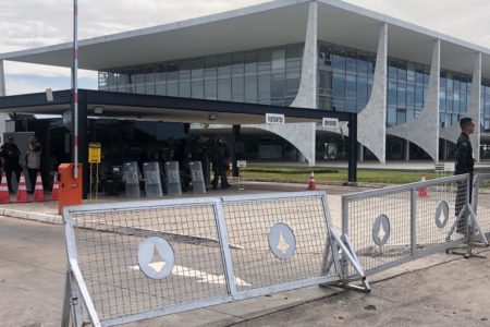 foto colorida de militares na segurança do Palácio do Planalto