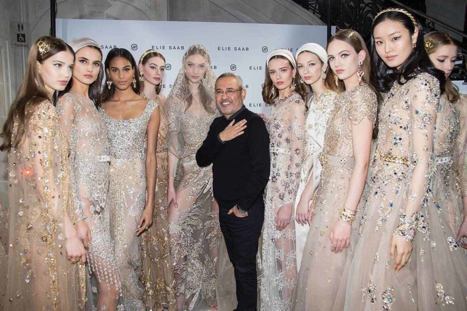 Estilista Elie Saab com modelos - Metrópoles