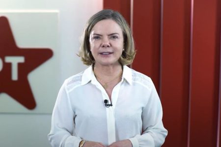 Foto colorida de Gleisi Hoffmann em um vídeo em que ironiza a volta do ex-presidente Bolsonaro - Metrópoles