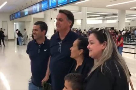 Foto colorida de Bolsonaro com apoiadores em março de 2023 - Metrópoles