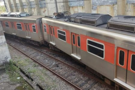 Imagem colorida mostra um trem da CPTM operado pela ViaMobilidade descarrilado. O veículo é cinza com uma faixa vermelha na altura das janelas - Metrópoles