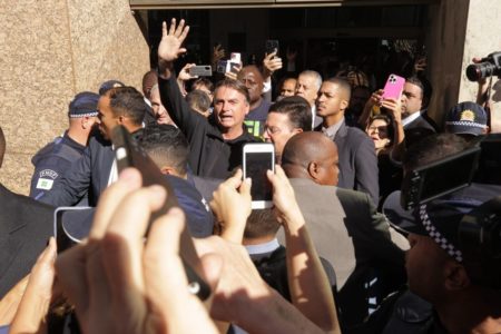 Imagem colorida mostra Bolsonaro vai até a entrada do Brasil 21 para falar com apoiadores - Metrópoles