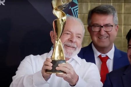 print de Lula com taça da Copa Feminina