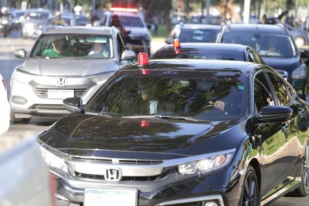 imagem colorida de Bolsonaro em carro oficial em sua volta ao Brasil