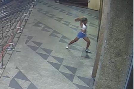 Vandalismo: mulher atira blocos de concreto em santuário; veja vídeos