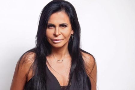 Foto da cantora Gretchen. Ela está com uma cara misteriosa e usa um look preto - Metrópoles