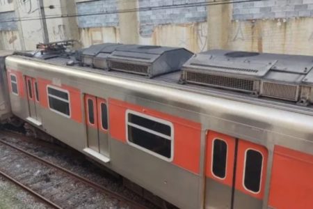 Imagem colorida de trem descarrilado em SP - Metrópoles