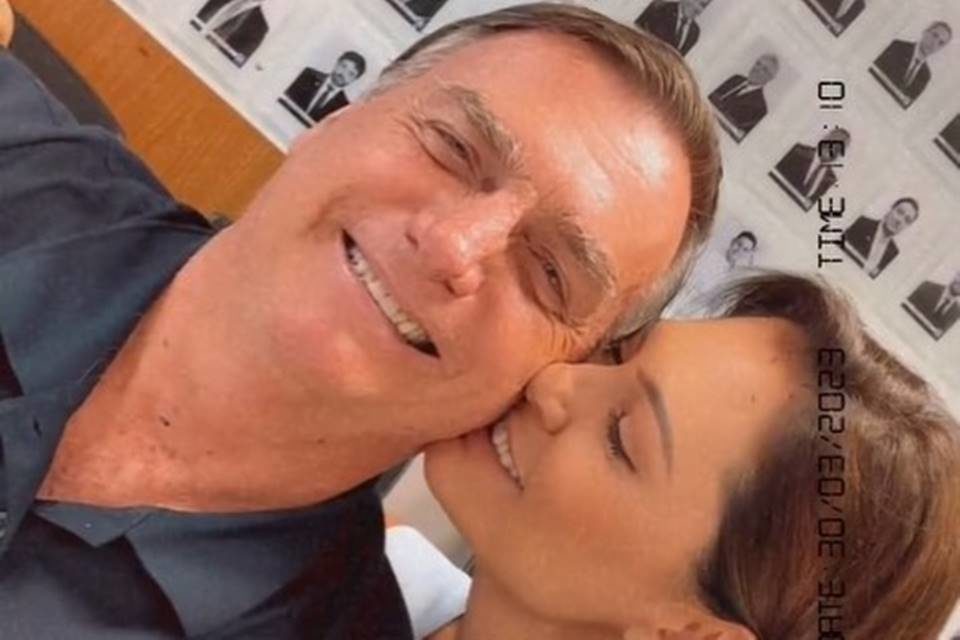 Imagem mostra michelle bolsonaro ao lado do ex-presidente -Metrópoles