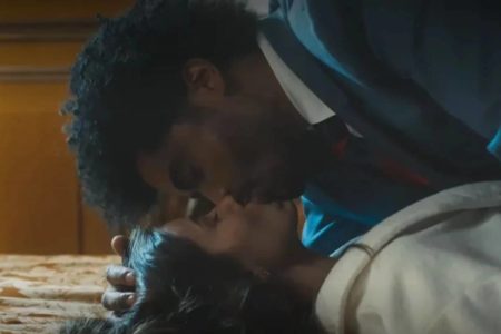 Imagem colorida de Marê beijando Orlando. Ambos são personagens da novela Amor Perfeito - Metrópoles