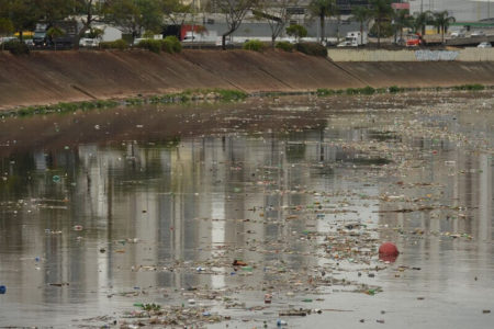 Imagem mostra o Rio Tietê poluído em São Paulo- Metrópoles