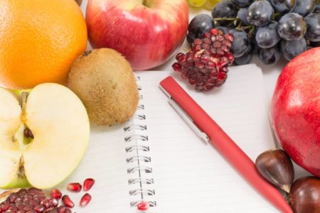 frutas variadas cortas e inteiras envolta de cardeno e caneta