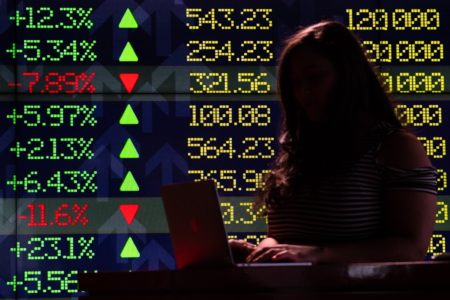 Graficos - economia, bolsa de valores, investimento - PIB - Ações - Metrópoles