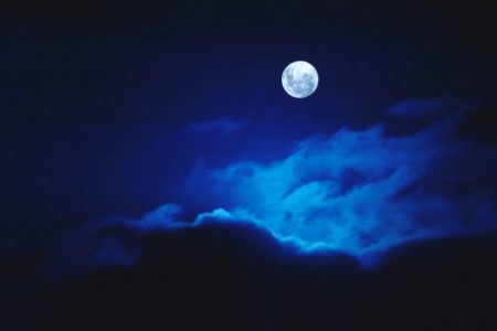 uma lua cheia com nuvens sobre ela em uma noite de Fases da lua - Metrópoles