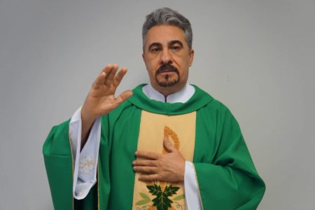 Padre de batina verde - metrópoles