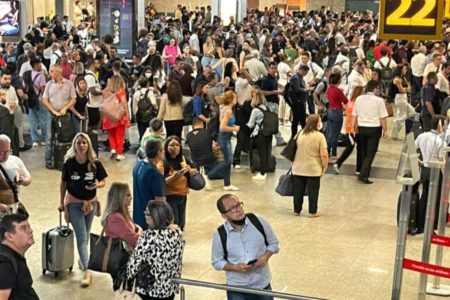 Passageiros no Aeroporto de Congonhas em busca de informações