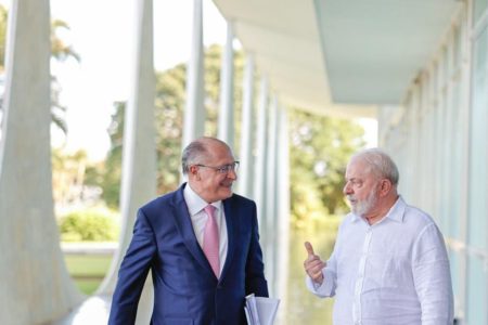 Imagem colorida do presidente Lula e do vice-presidente Geraldo Alckmin caminhando no Palácio da Alvorada - Metrópoles