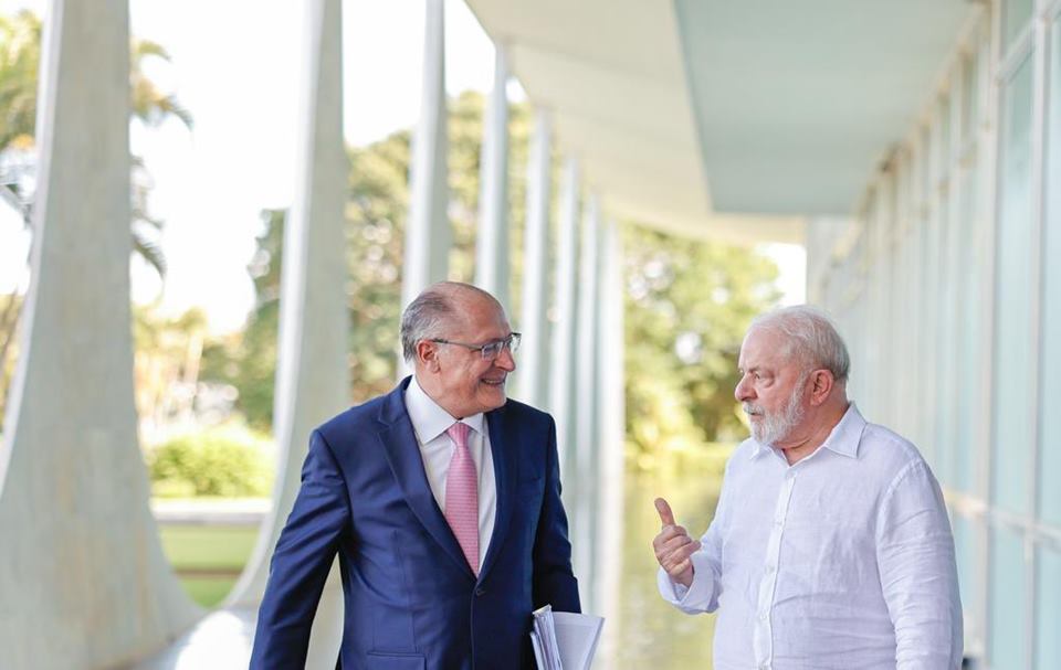 Imagem colorida do presidente Lula e do vice-presidente Geraldo Alckmin caminhando no Palácio da Alvorada - Metrópoles