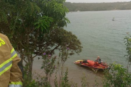 Fotografia colorida mostra bombeiros em lago