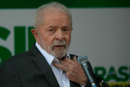 Lula coloca a mão no pescoço após cirurgia na garganta. Presidente eleito Luiz Inácio Lula da Silva fala com a imprensa após uma semana em Brasília. Lula ao lado da presidente do PT, Gleisi Hoffmann. Local: CCBB. Foto: Rafaela Felicciano/Metrópoles