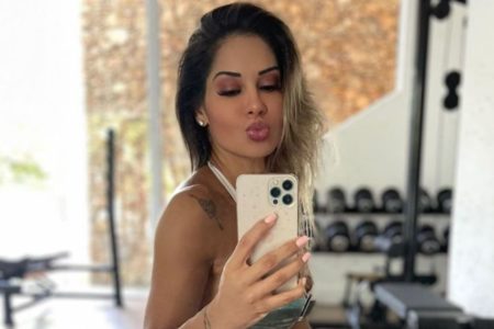 Foto colorida de Maíra Cardi tirando selfie no espelho e fazendo biquinho - Metrópoles