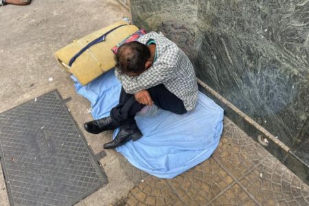 Imagem colorida de morador de rua de SP