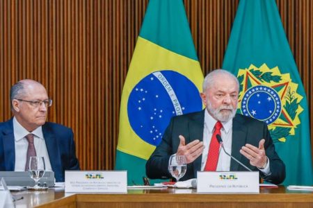 Foto colorida de Lula e Alckmin em reunião ministerial em 03/04/23