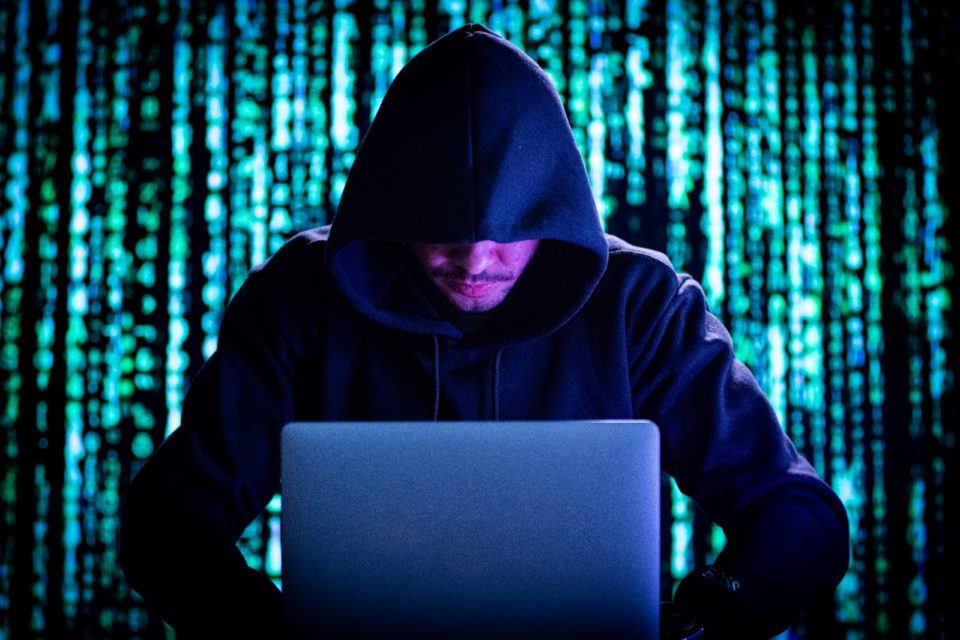 Hacker ataque - Ataques na internet, hackers, rede de sistemas, violações de dados sigilosos, documentos expostos, ciberataque11