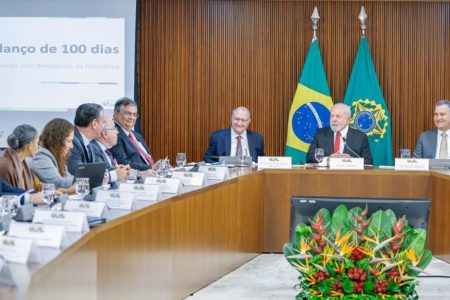 Foto colorida do presidente Lula em reunião ministerial