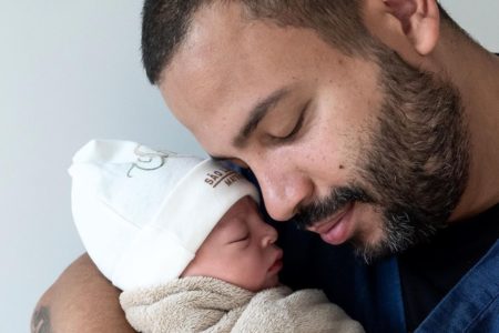 Foto colorida de Projota e o filho, Otto - Metrópoles