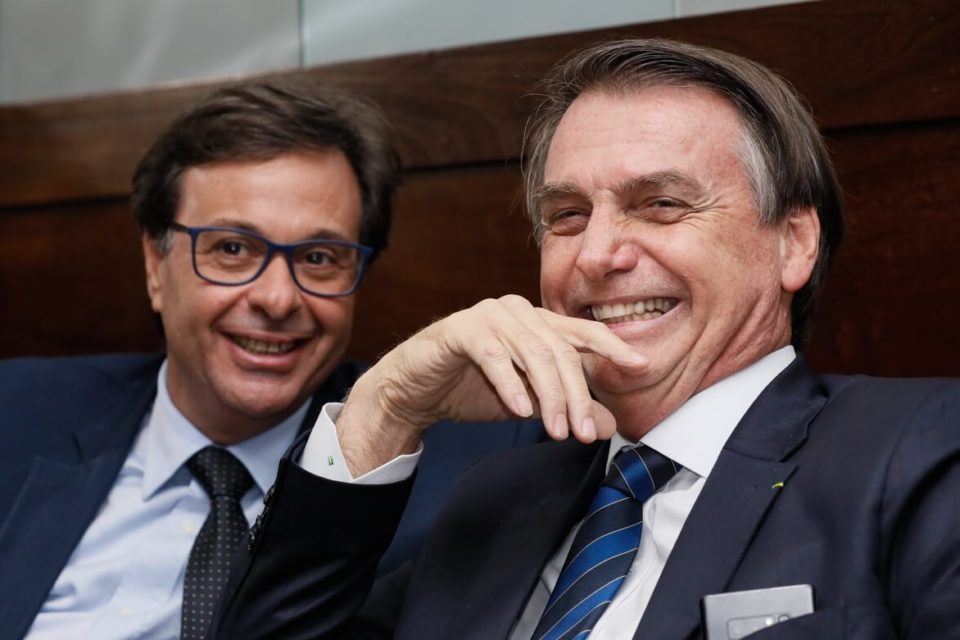 Jair Bolsonaro, então presidente da República, sorri durante a cerimônia de posse de Gilson Machado como presidente da Embratur, em 2019