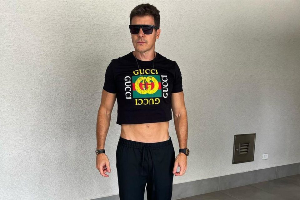 Rodrigo Faro usando cropped preto com estampa da Gucci - Metrópoles