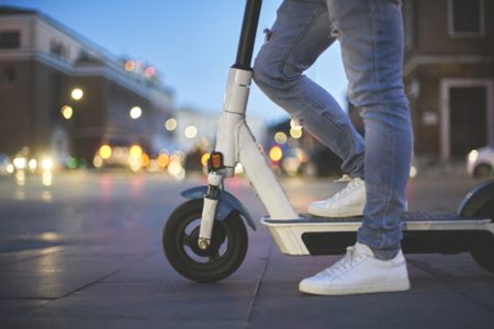 Pessoa usando patinete elétrico - Metrópoles