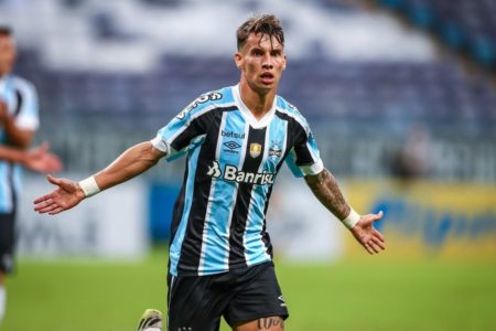 O jogador Ferreirinha, do Grêmio, comemora um gol durante partida oficial