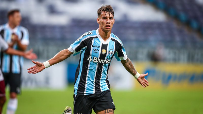 O jogador Ferreirinha, do Grêmio, comemora um gol durante partida oficial