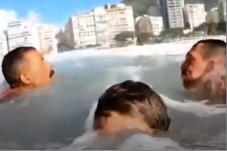 Imagem colorida mostra Surfista filma o próprio resgate em Copacabana - Metrópoles