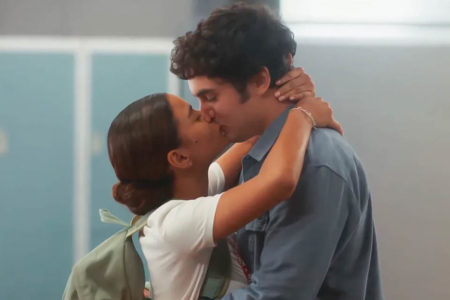 Jenifer (Bella Campos) e Otávio (Gabriel Contente) se beijam em Vai na Fé - Metrópoles