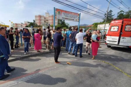 Imagem colorida mostra Movimentação em frente a creche em que um homem matou quatro crianças em Blumenau - Metrópoles