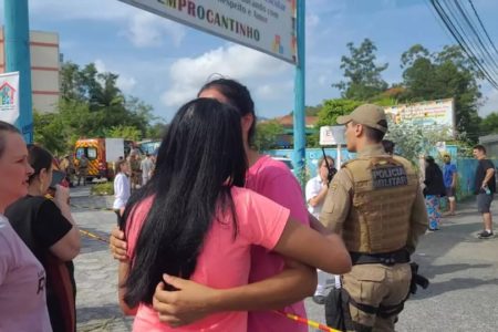 Mãe de criança chora em Blumenau - Metrópoles