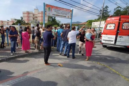 tumulto em frente a creche em Blumenau (SC) - Metrópoles